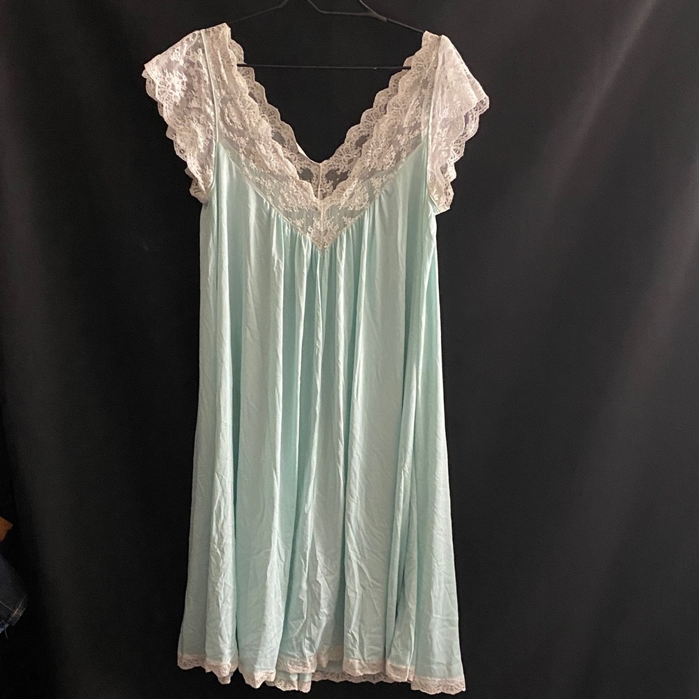 Miss Elaine made in USA WO Size Xl Light Blue Nightgown with Lace EUC FLOWY